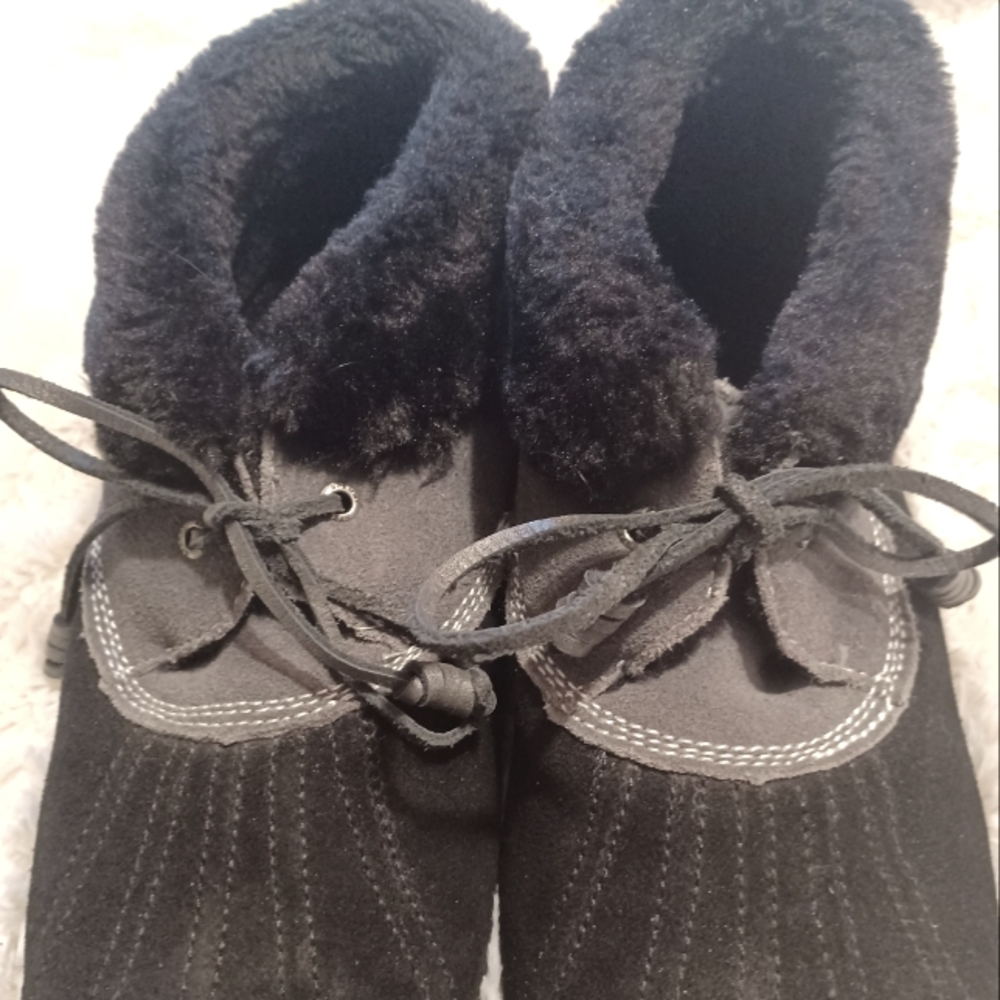NEW! Womens fur, suede bootie with laces, blk, by Bear traps . SIZE 9